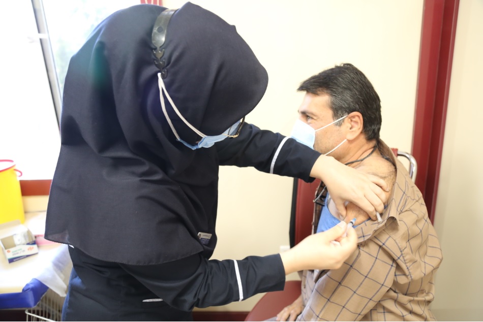 گزارش تصویری از تزریق واکسن کرونا به پرسنل بیمارستان تخصصی و فوق تخصصی خاتم الانبیاء (ص) تهران