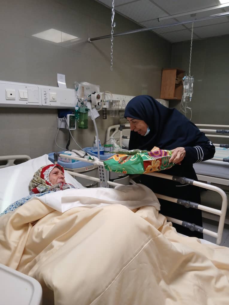 گزارش تصویری عیادت از مادران و همسران شهداء در سالروز وفات حضرت ام البنین علیها السلام توسط واحد فرهنگی بیمارستان