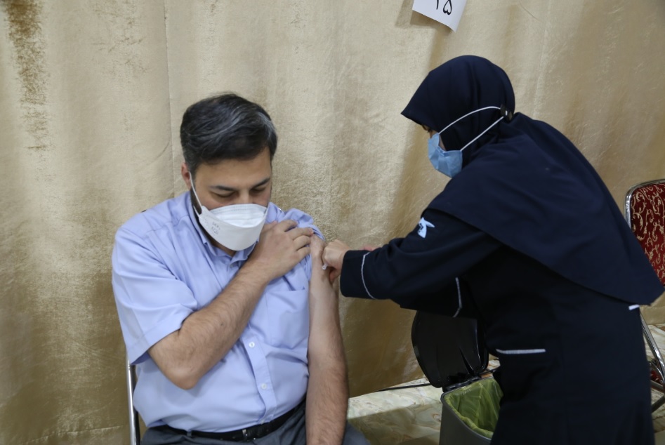گزارش تصویری از تزریق واکسن کرونا به خانواده پرسنل بیمارستان تخصصی و فوق تخصصی خاتم الانبیاء (ص) تهران