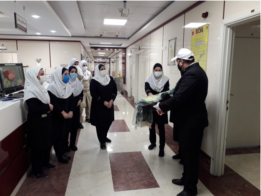 گزارش تصویری از حضور خادمان امام رضا (ع) در روز پرستار در بیمارستان تخصصی و فوق تخصصی خاتم الانبیاء (ص) تهران